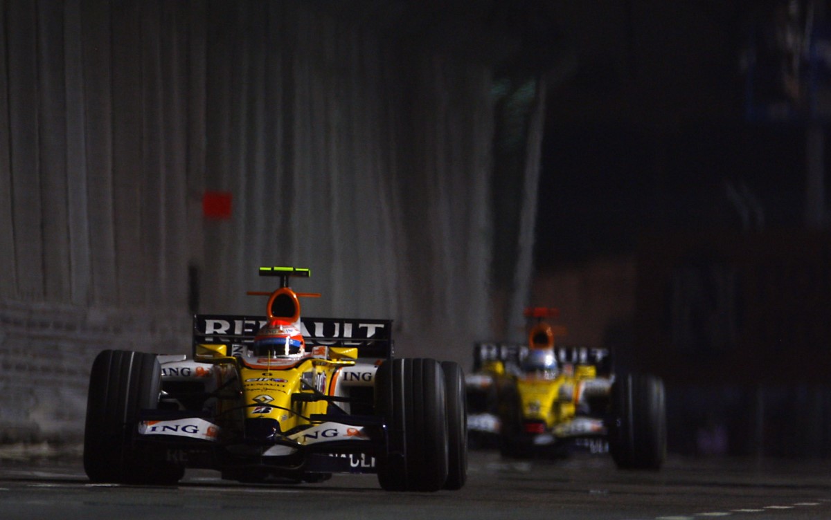 2008 Singapore GP - Nelson Piquet Jr, Renault R28 leads Fernando Alonso, Renault R28. Action.Photo: Lorenzo Bellanca/LAT 