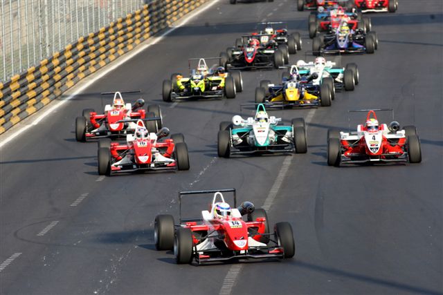 Mortara Triumphs in Macau Formula 3 Grand Prix