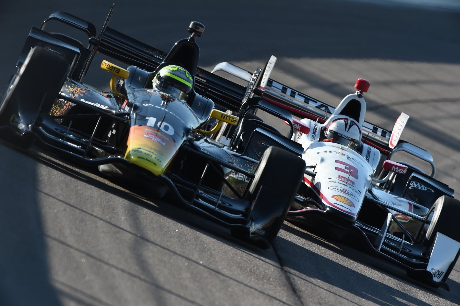 Kanaan holds off Castroneves last year