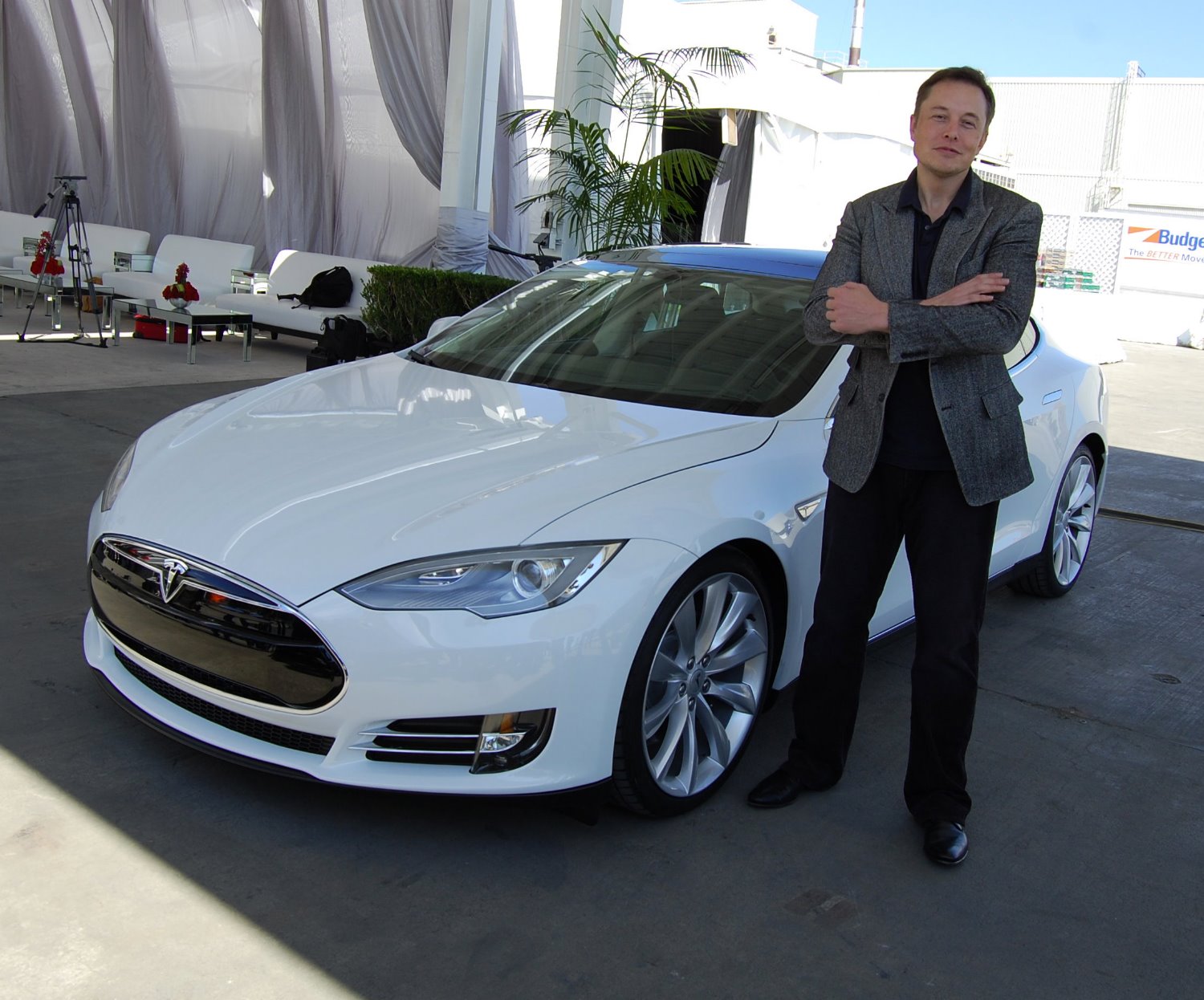 Musk is selling a lot of his Model Ss, but Tesla is still bleeding cash