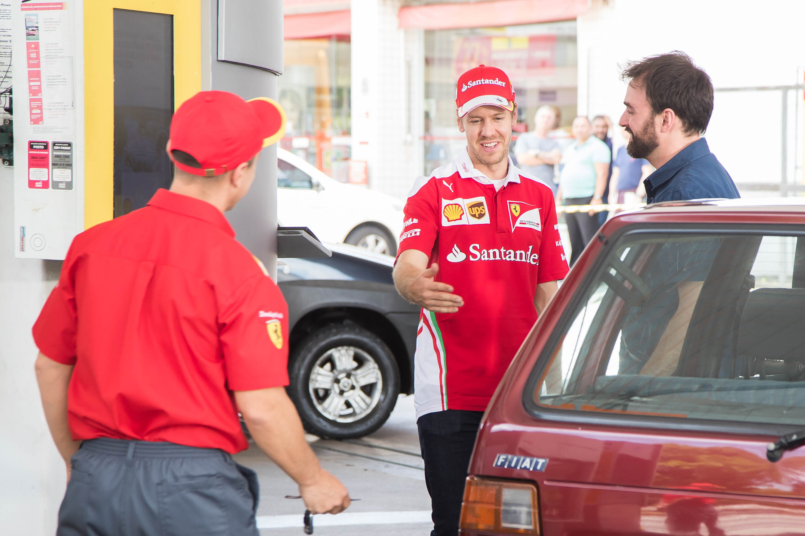 Vettel helps refuel cars at Shell station