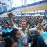 Rosberg celebrates with Petronas workers