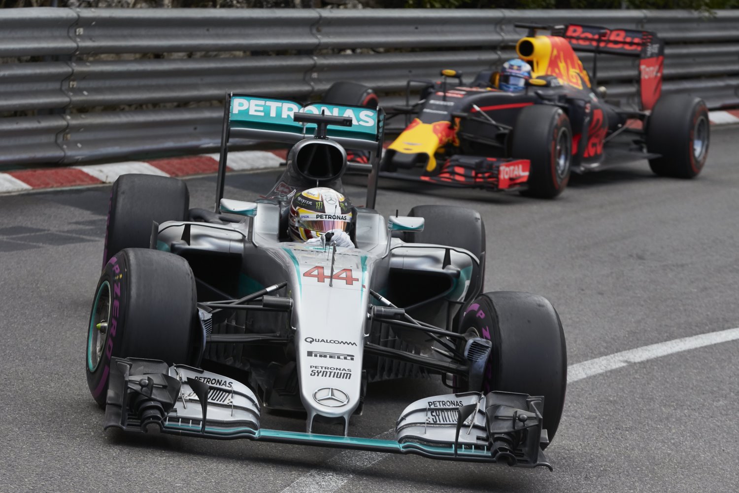 Hamilton leads Ricciardo