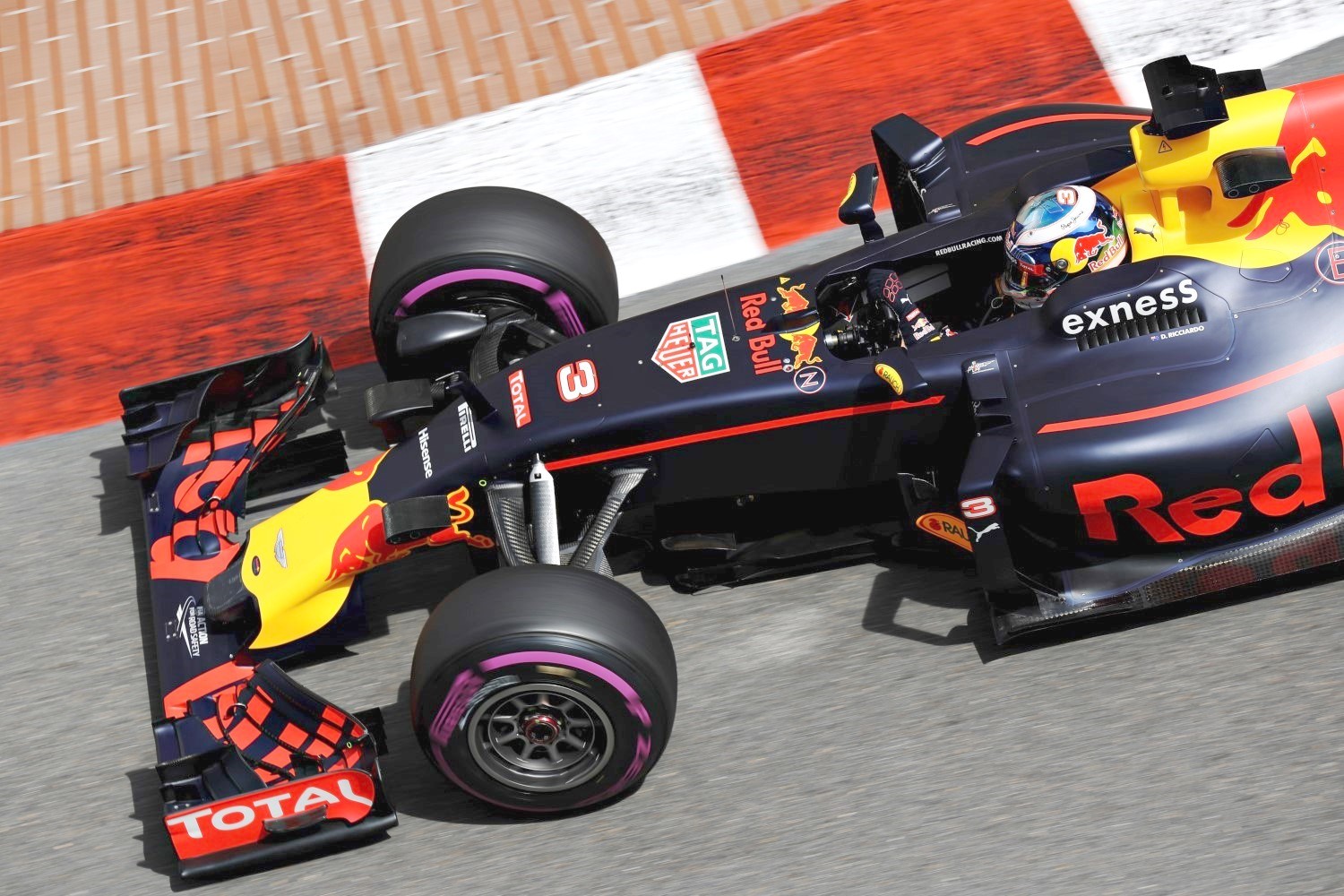 Ricciardo's race ruined by pitstop