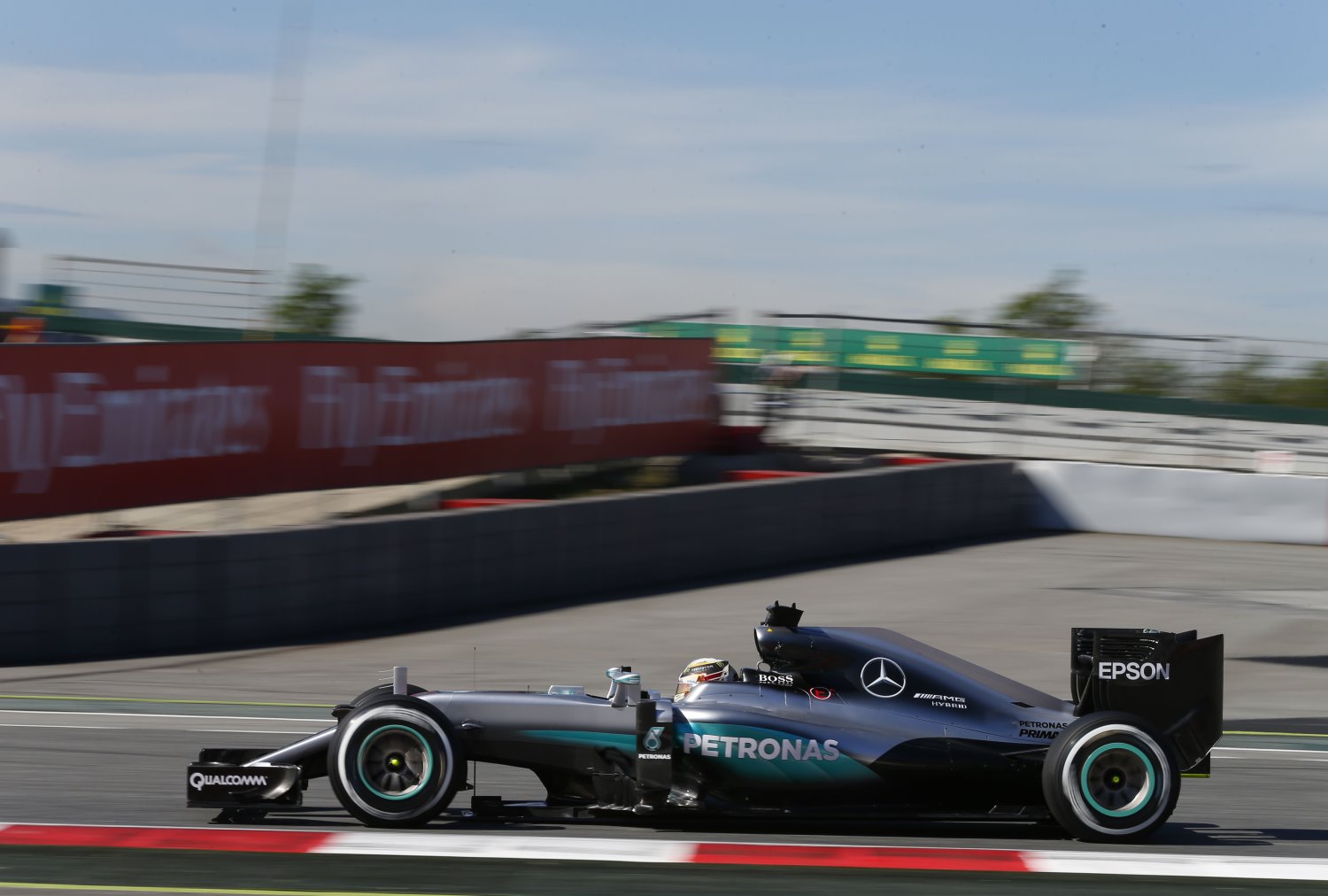 Lewis Hamilton scores an important pole position in Spain 