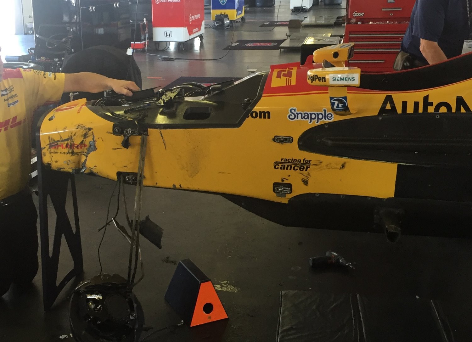 Hunter-Reay's crew works on his damaged racecar