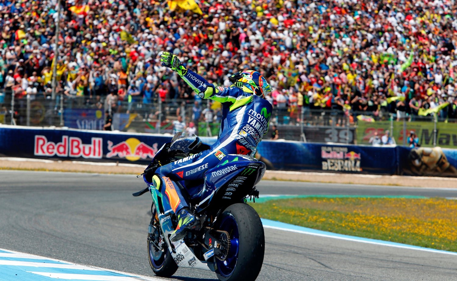 Rossi waves to the crowd