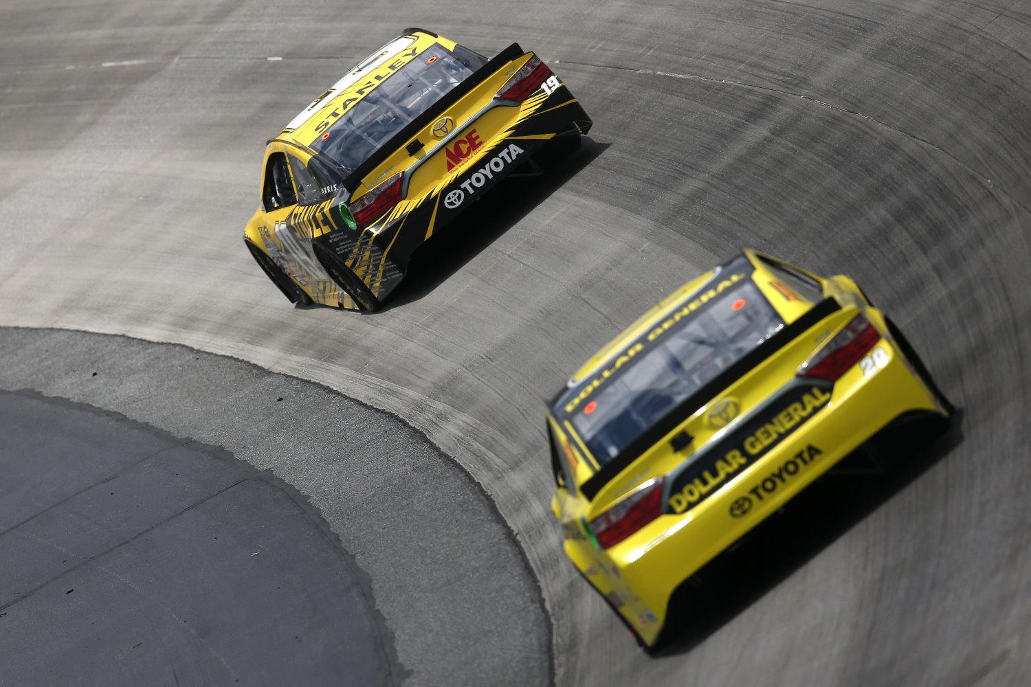 Edwards leads Kenseth at Dover