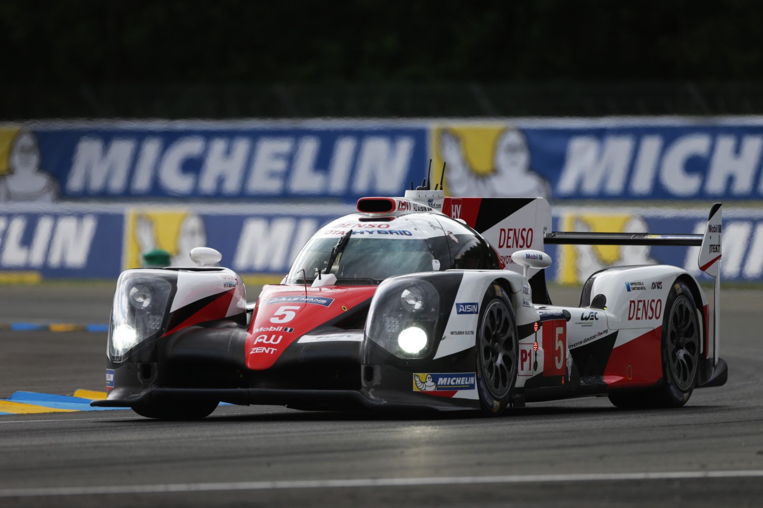 Toyota #5 hangs on to lead