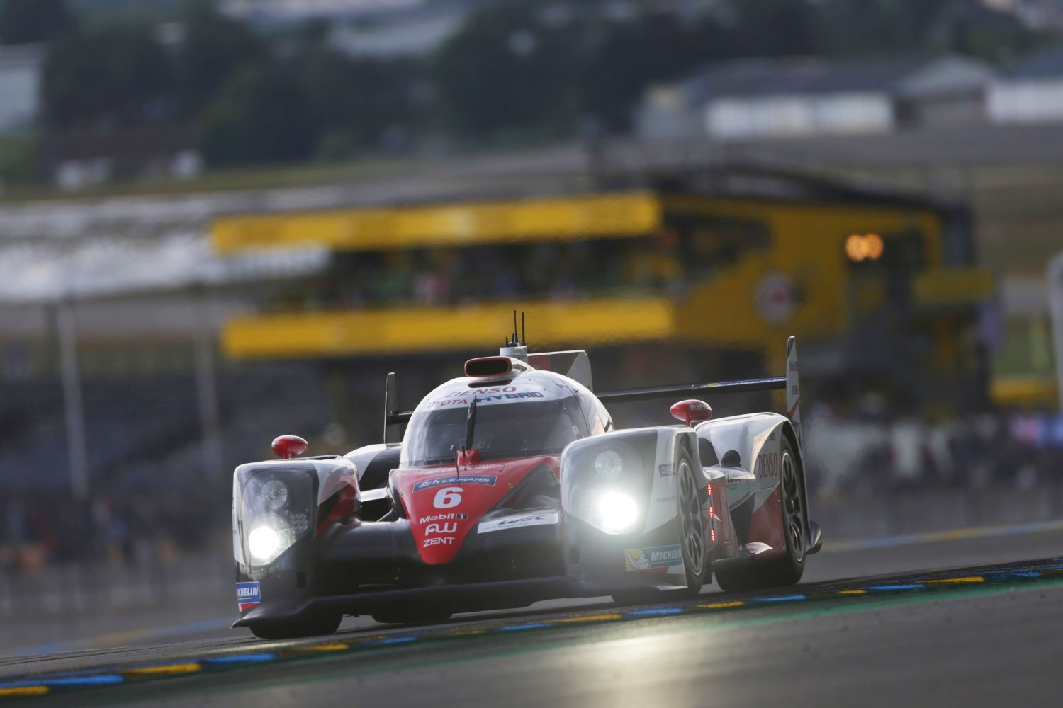 The #6 Toyota leads at night in LeMans
