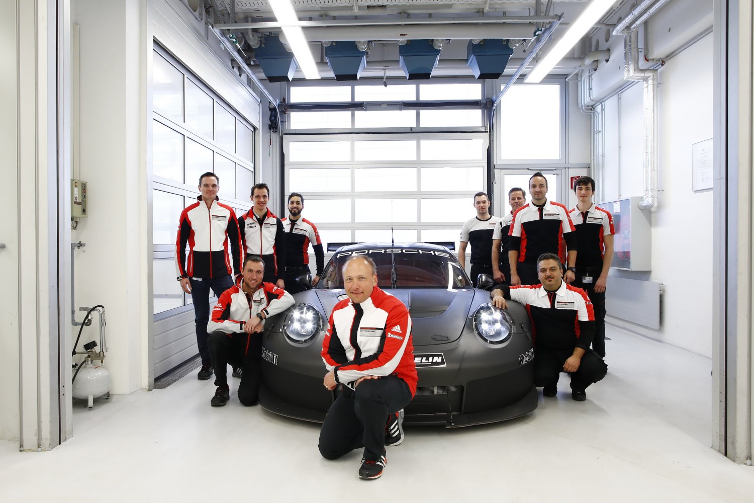 Marco Ujhasi and his team in front of the 2017 GTE/GTLM Porsche