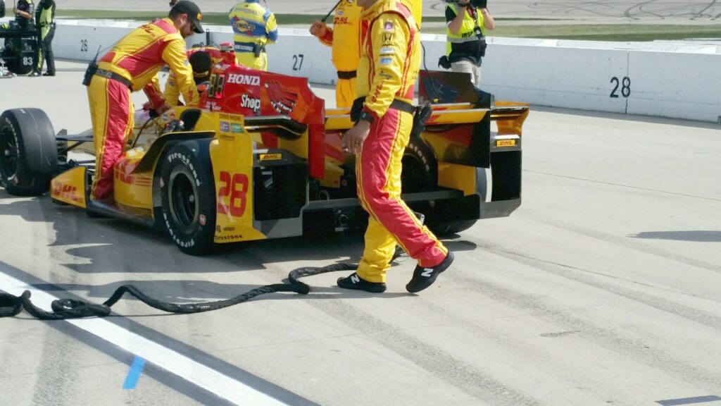 Hunter-Reay finally did not have to tow a parachute around the track