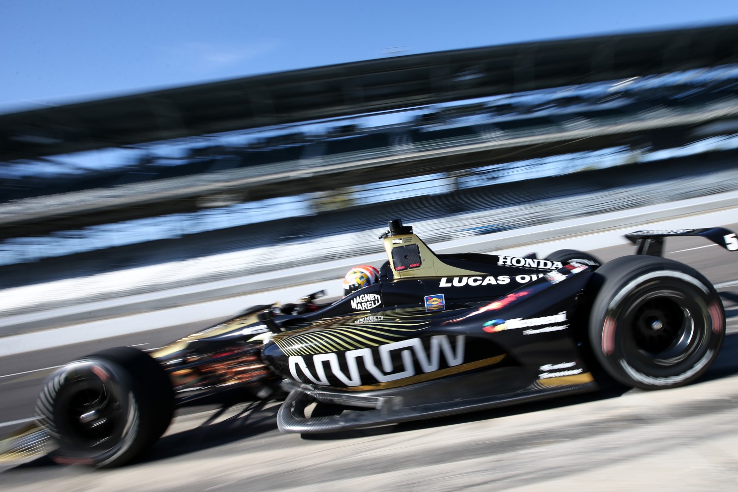 James Hinchcliffe burns rubber out of the pits
