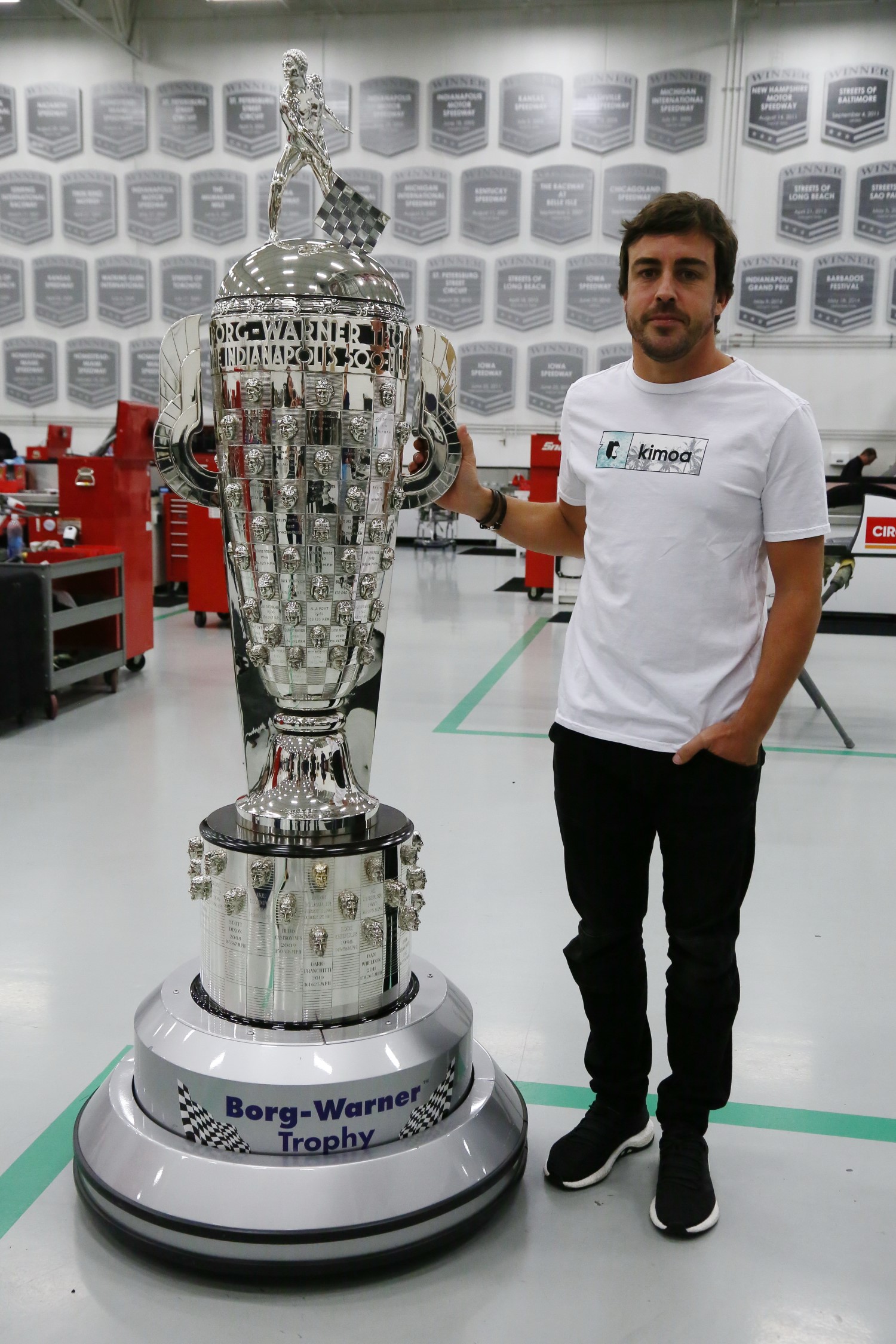 Alonso wants his face on the Borg Warner trophy