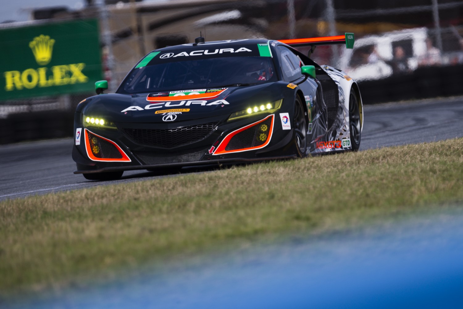 Hunter-Reay leads GTD in the #86 Acura