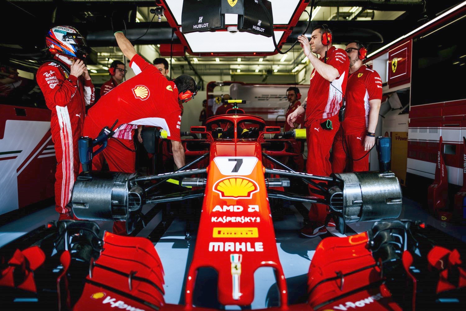 Raikkonen talks to Ferrari mechanics in garage