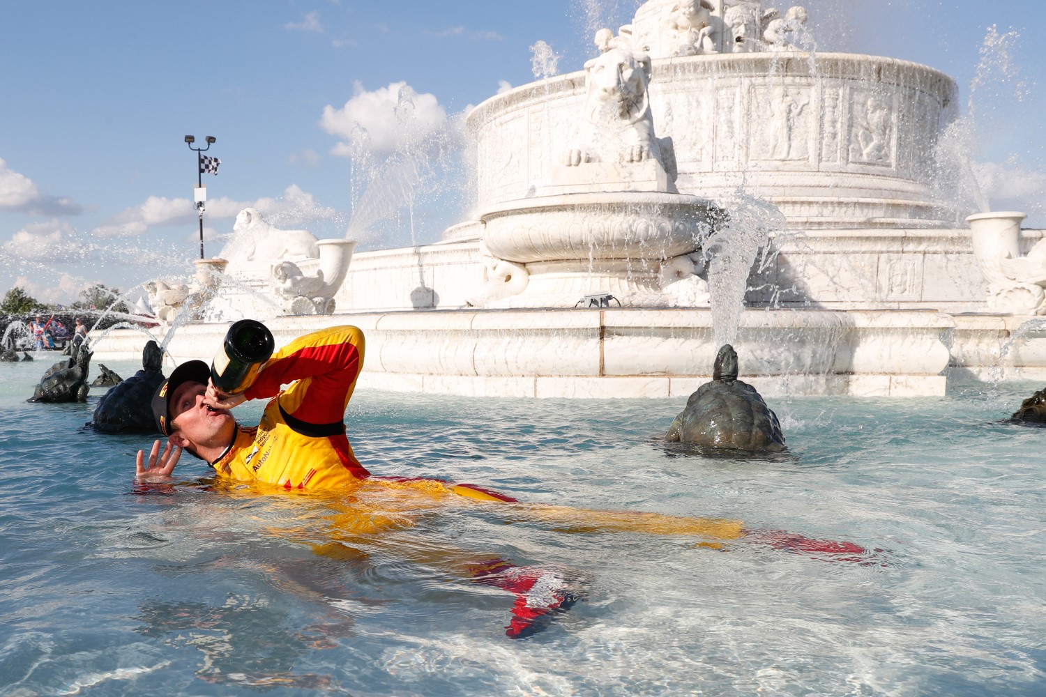 Hunter-Reay cooling off in the Detroit Water Fountain
