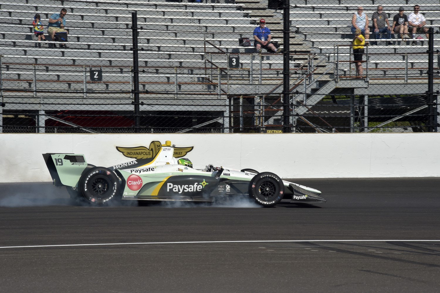 De Melo locks a wheel in IndyCar GP