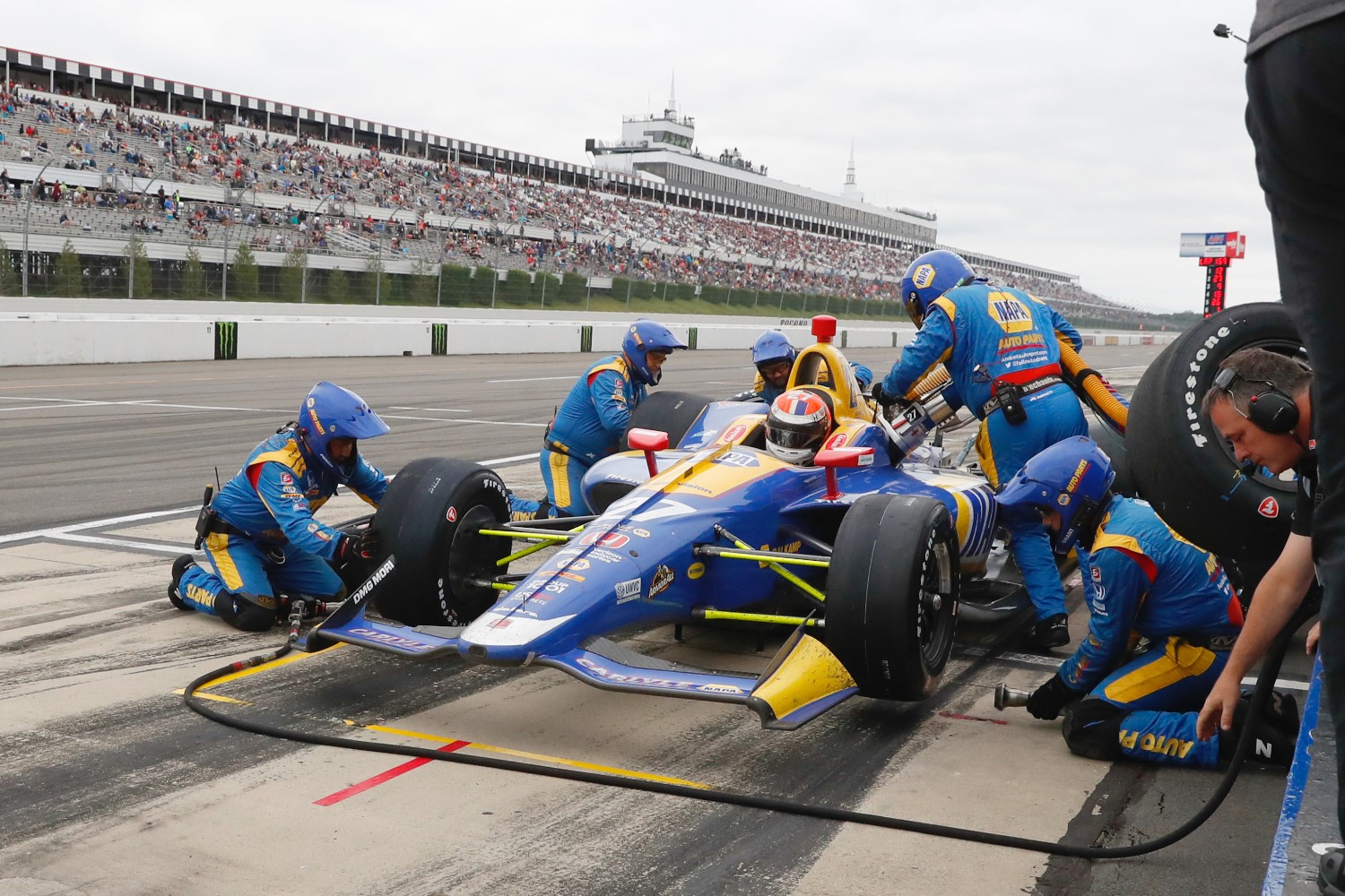 Rossi pits 