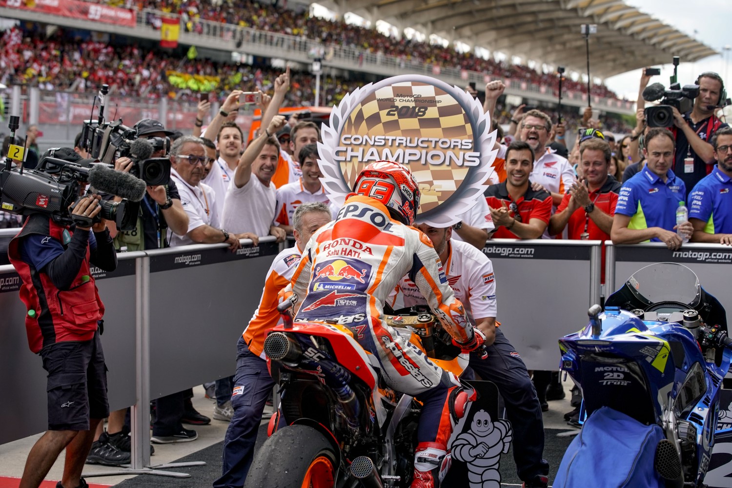 A huge crowd watched Marquez do it again