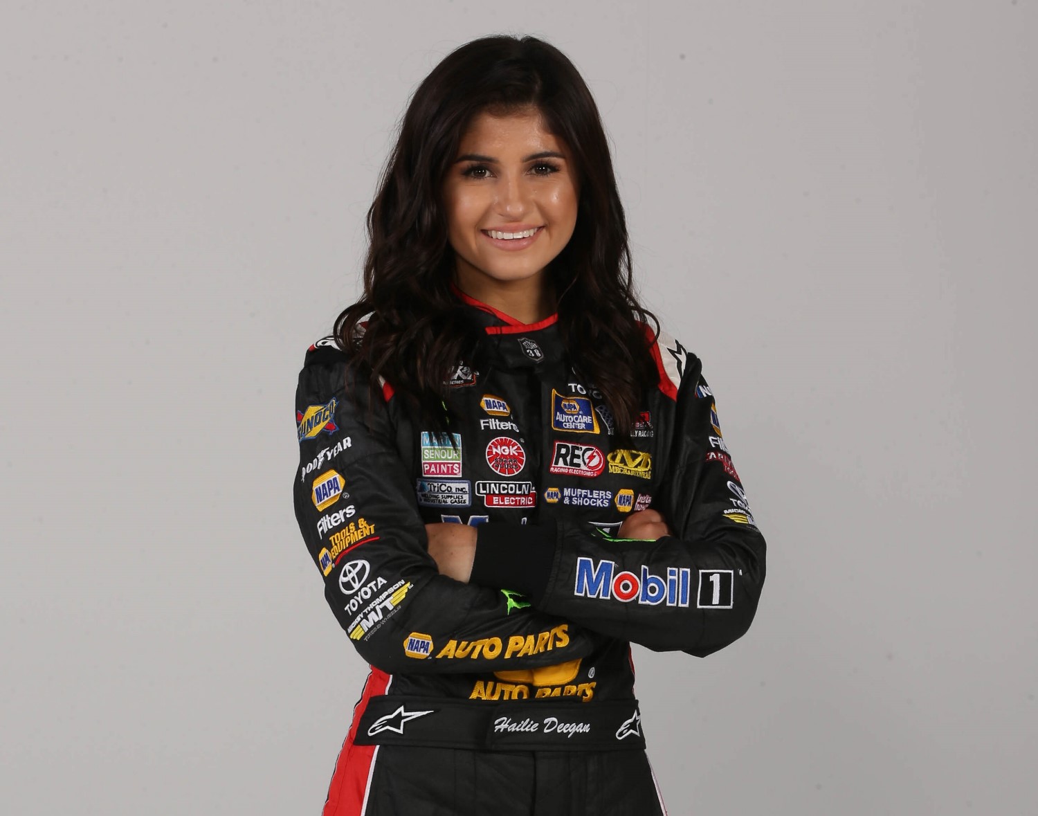 Hailie Deegan makes last-lap pass to win on Las Vegas dirt.