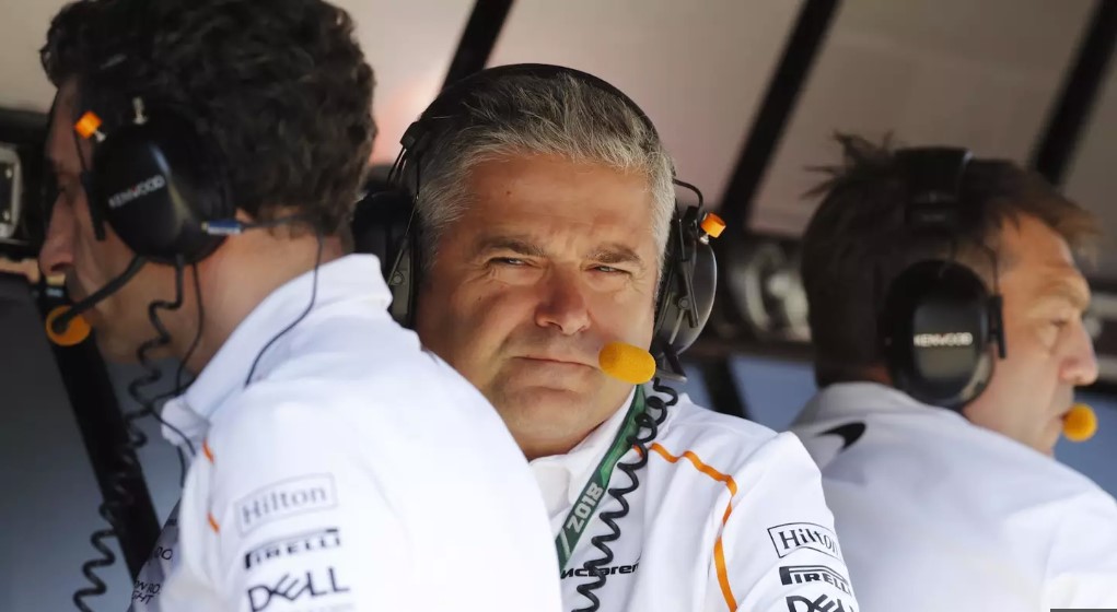 De Ferran keeps an eye on Vandoorne