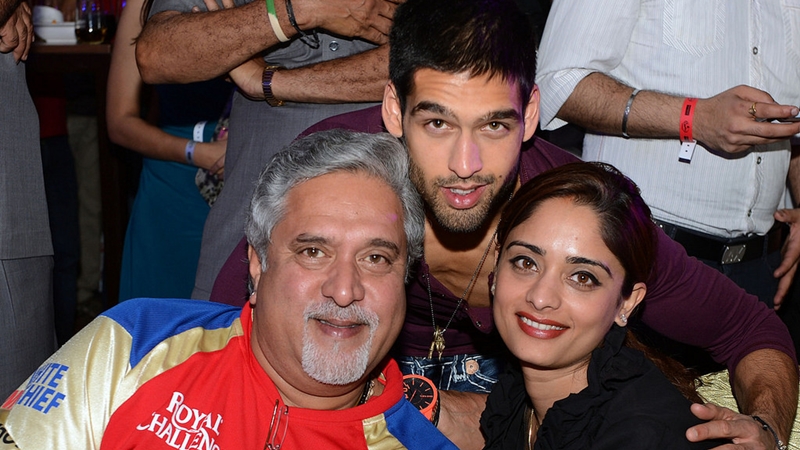 Mallya with son Sidhartha and wife Pinky