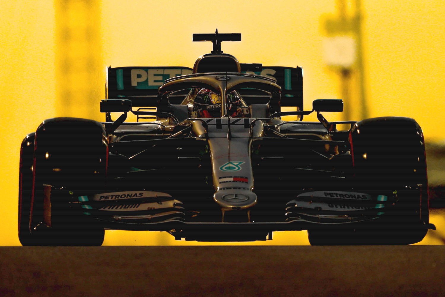 Hamilton gets 5th pole of 2019 under the Abu Dhabi lights