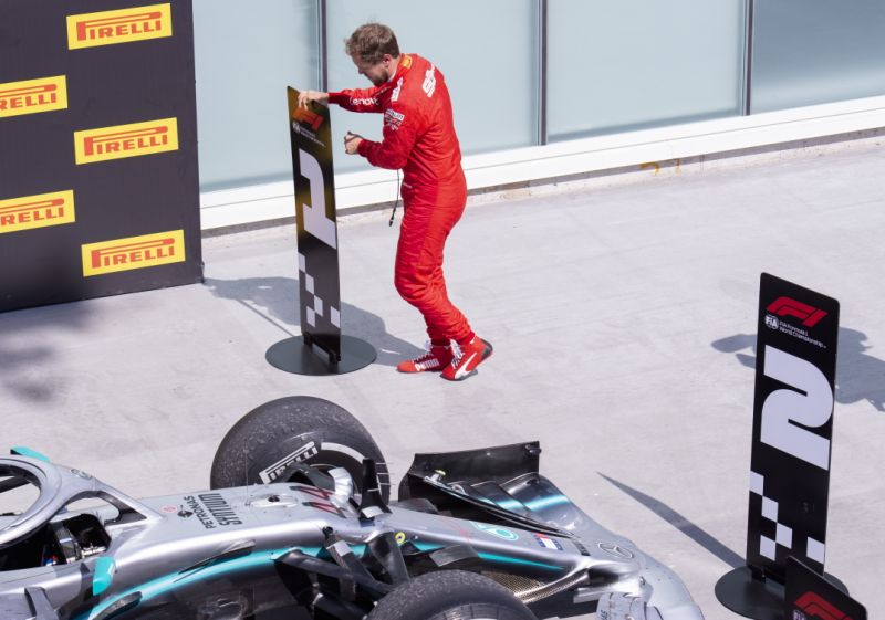 Vettel switches the finish bollards