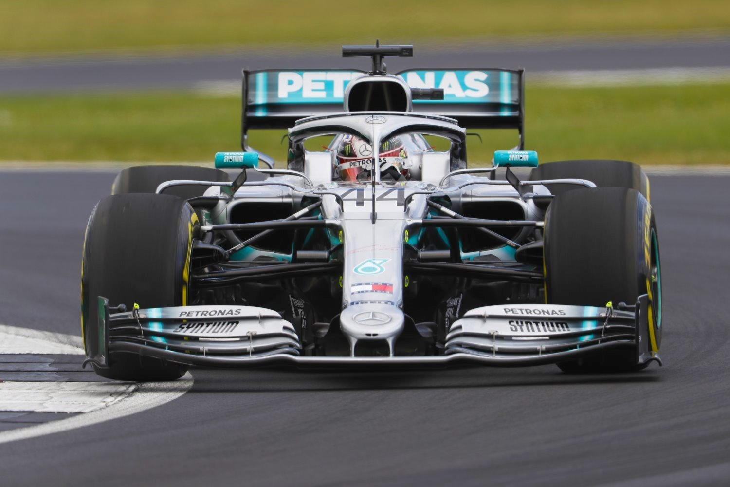 Hamilton cruises to win at Silverstone