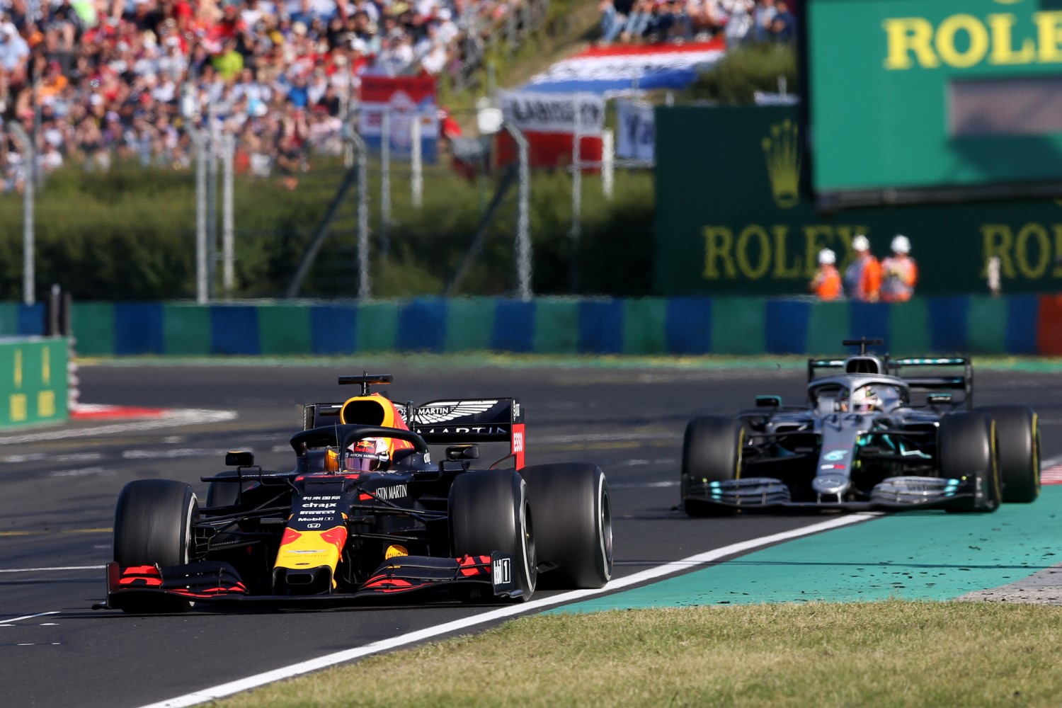 Hamilton hunts down Verstappen