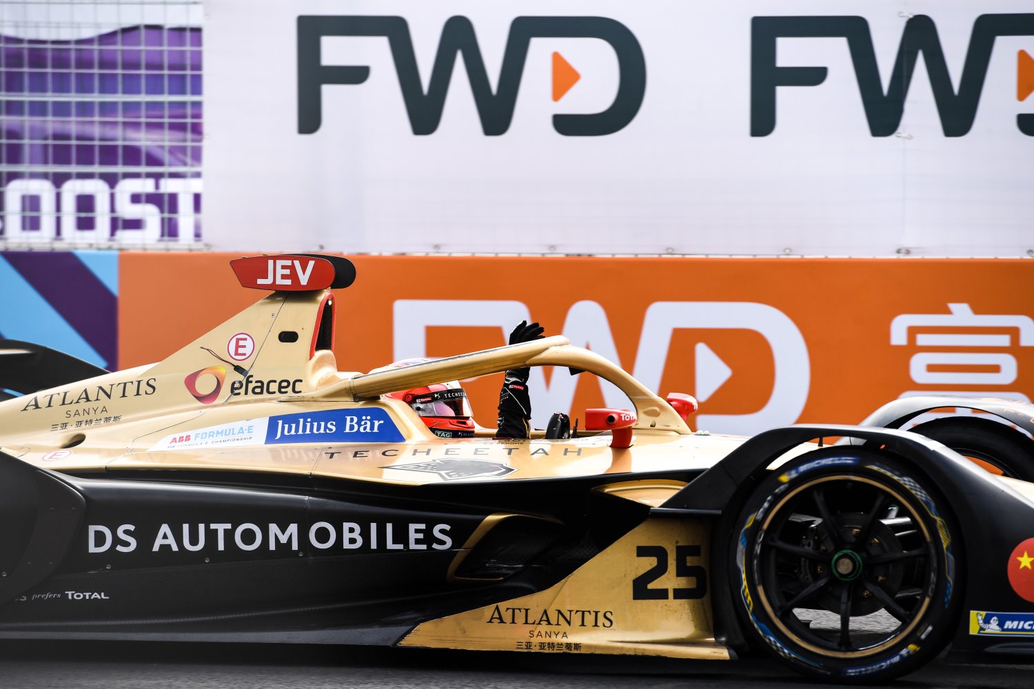 Vergne waves to small crowd on hand