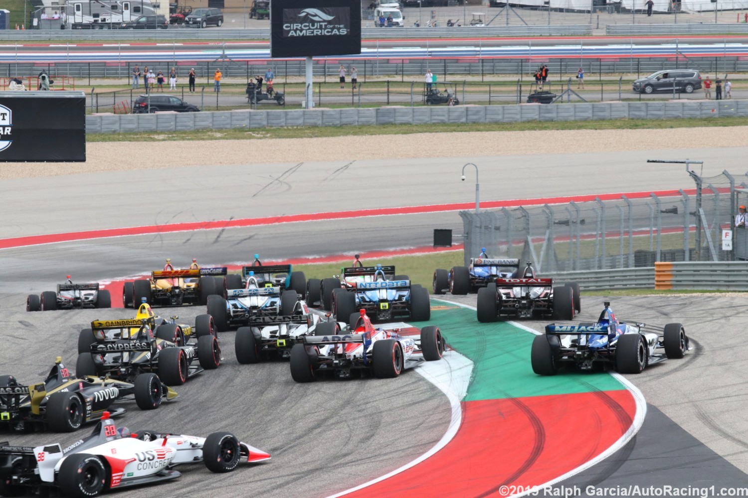 Drivers go 5-wide thru Turn 1 at the start