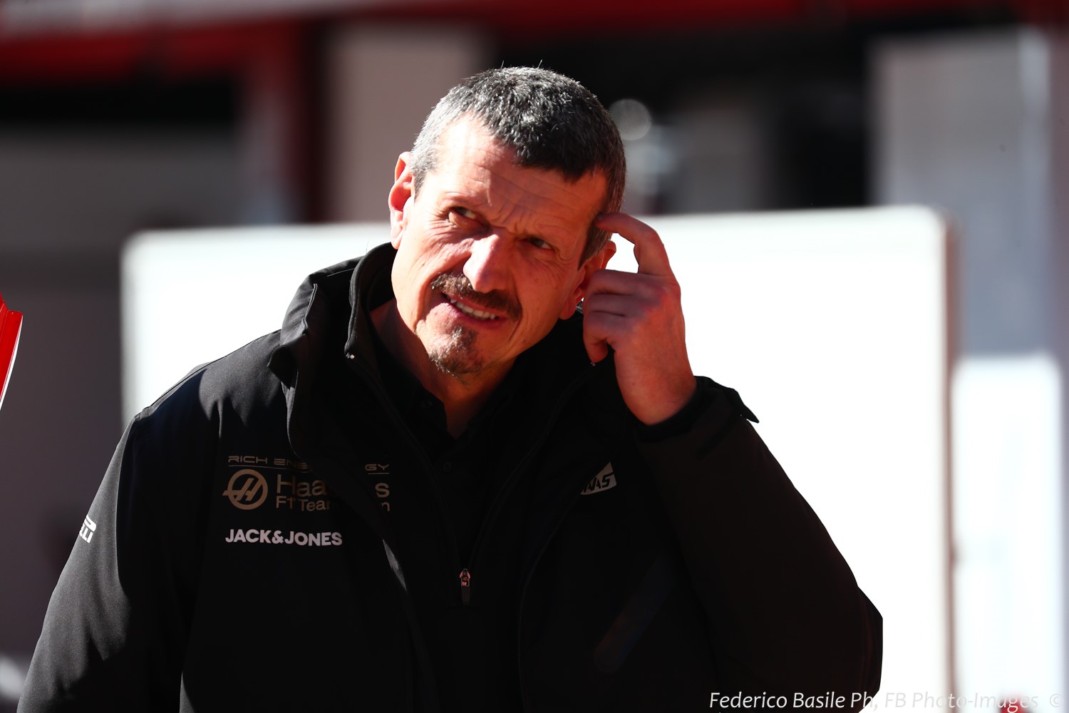 Gunther Steiner scratches his head in frustration