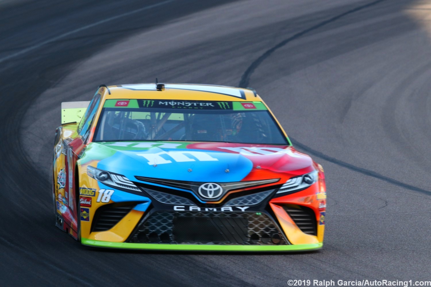 Kyle Busch motors to pole