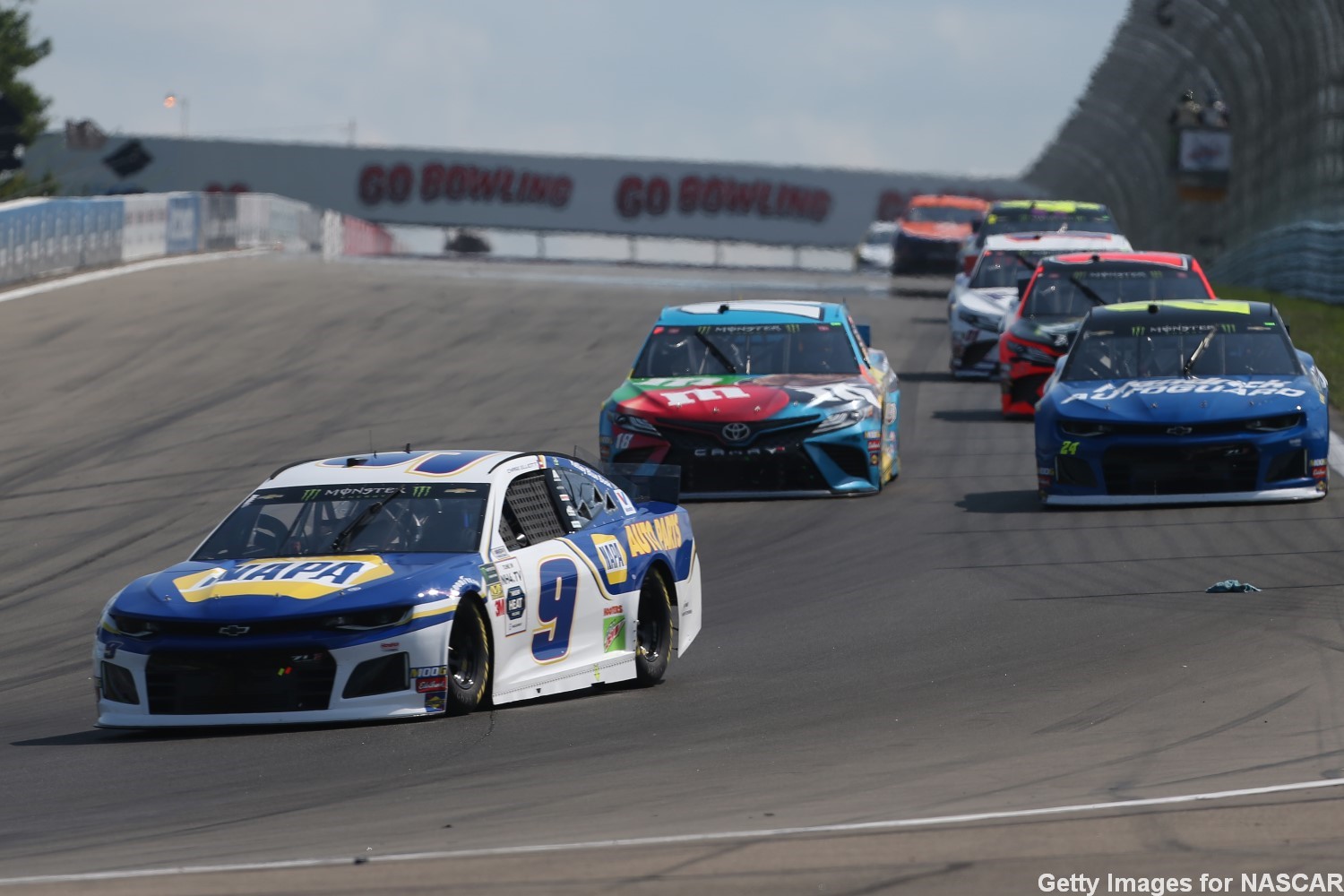 Chase Elliott leads while Kyle Busch dives to the inside for a pass for 2nd