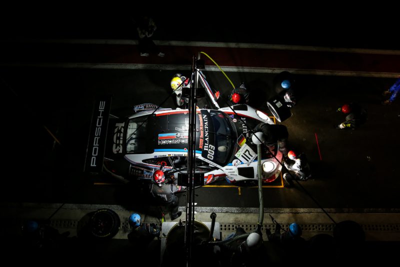 #117 Porsche night pitstop