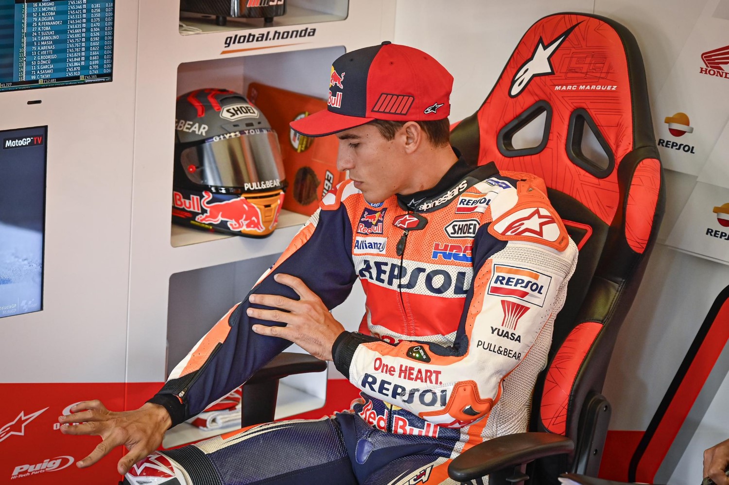 Marquez tests out broken arm