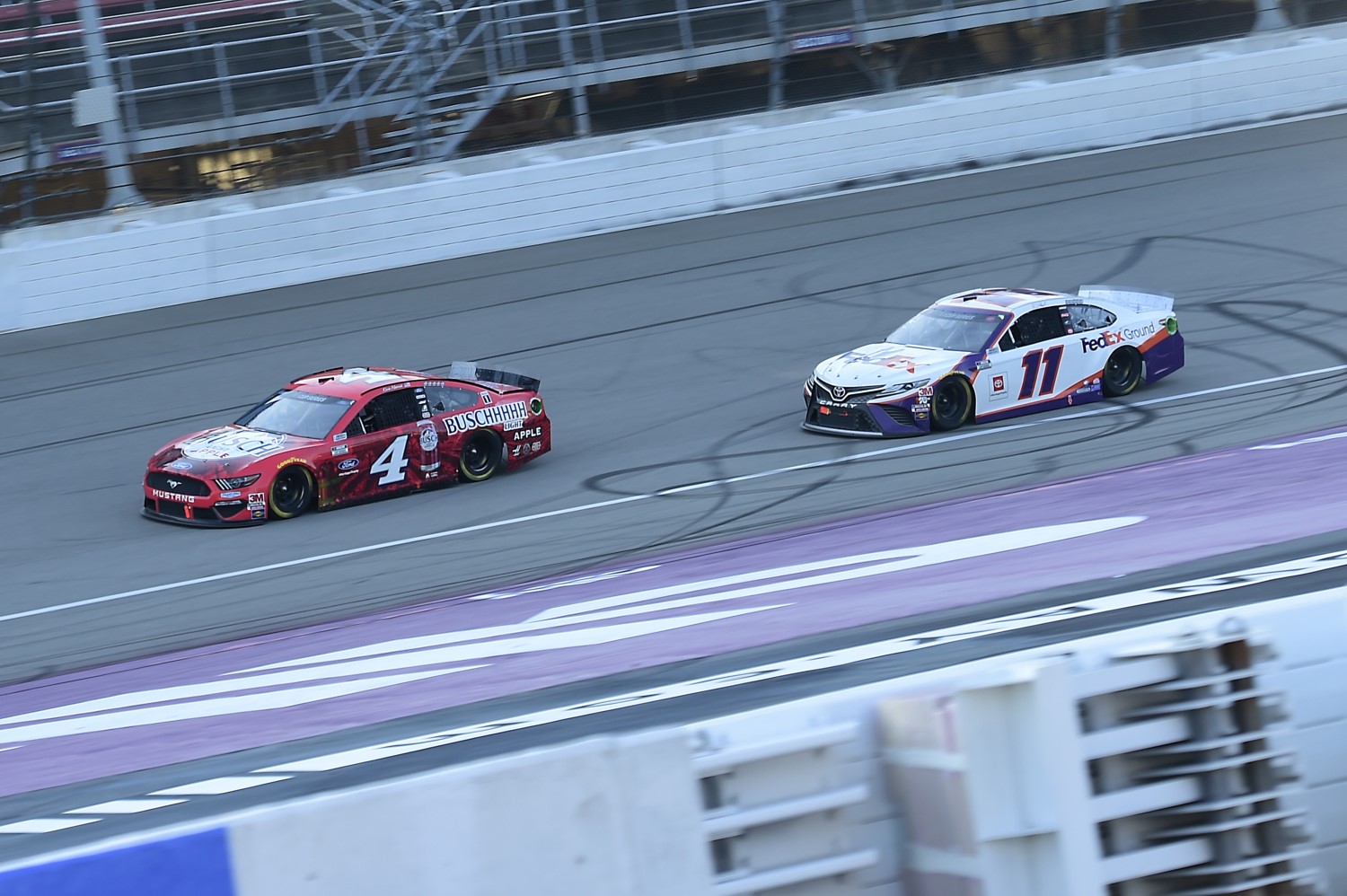 Hamlin tries in vain to run down Harvick