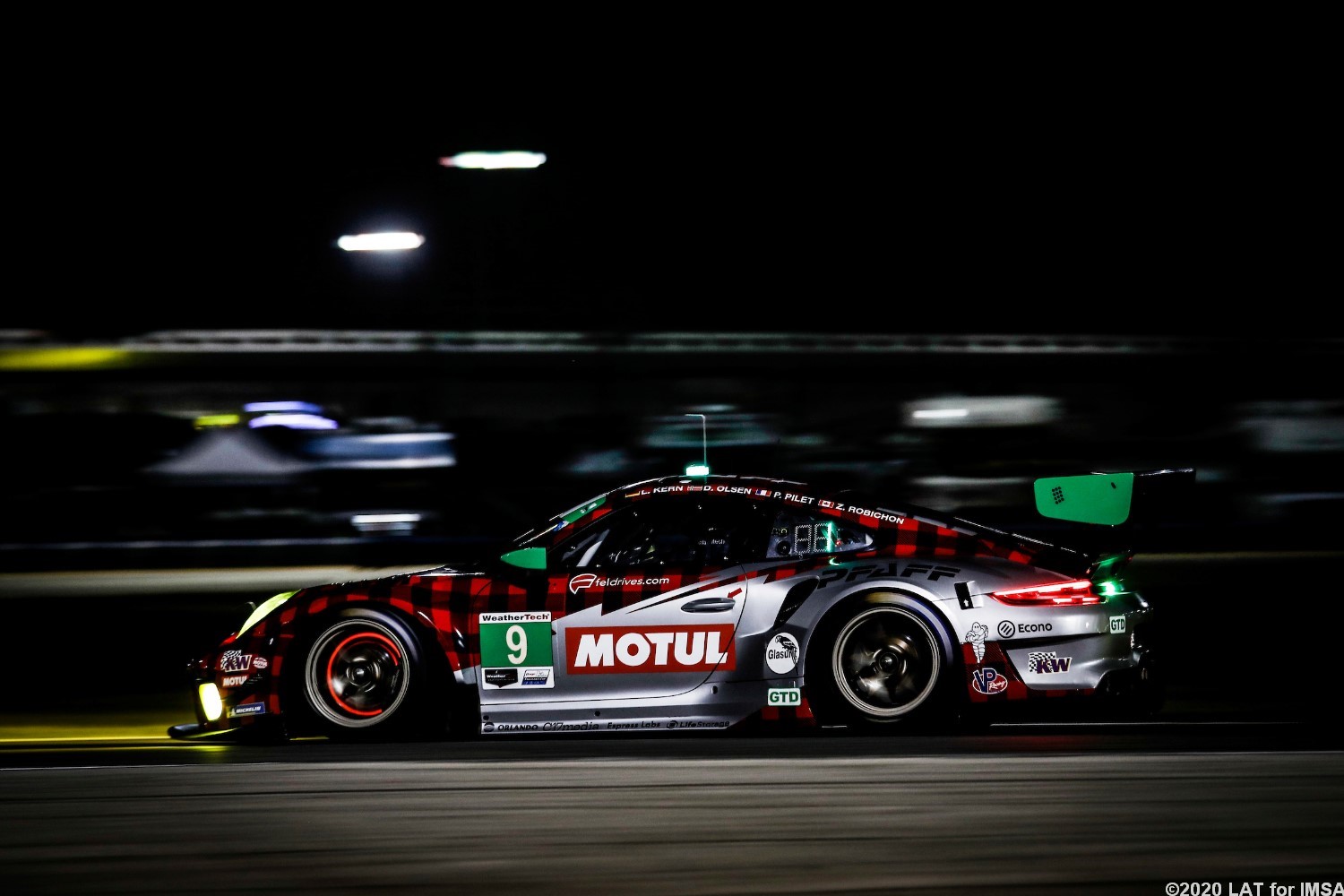 The #9 Porsche battles to regain the GTD class lead