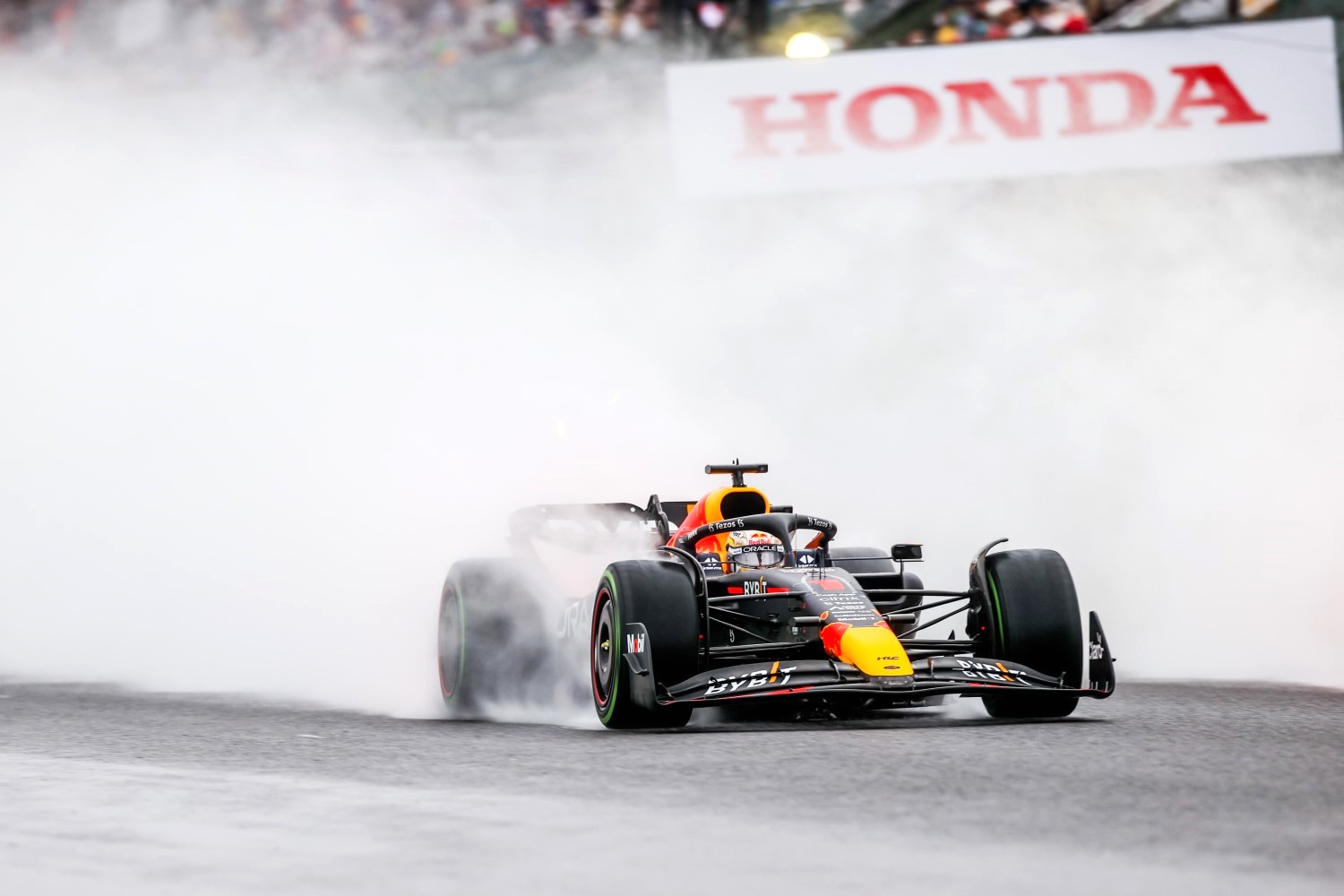 Superb in the rain. Max Verstappen of Red Bull Racing and The Netherlands during the F1 Grand Prix of Japan at Suzuka International Racing Course on October 09, 2022 in Suzuka, Japan. (Photo by Peter Fox/Getty Images) // Getty Images / Red Bull Content Pool