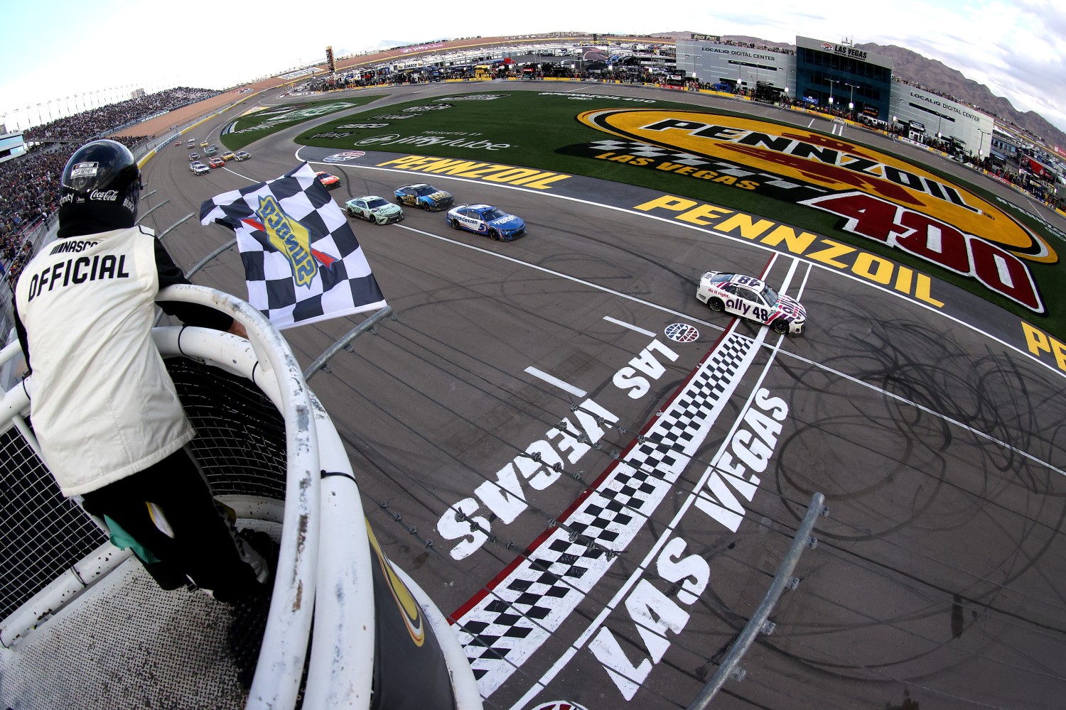 Video 2 tires or 4? Las Vegas decided in NASCAR Overtime