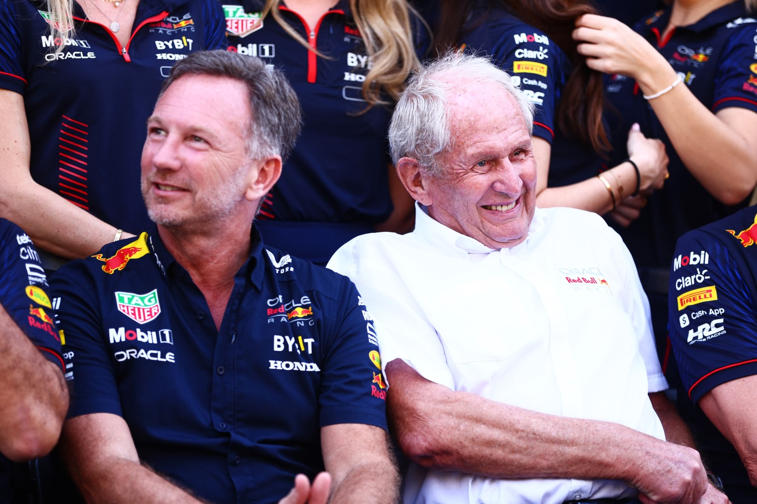 Red Bull Racing Team Principal Christian Horner and Red Bull Racing Team Consultant Dr Helmut Marko pose at the Red Bull Racing Team Photo prior to the F1 Grand Prix of Abu Dhabi at Yas Marina Circuit on November 26, 2023 in Abu Dhabi, United Arab Emirates. (Photo by Clive Rose/Getty Images) // Getty Images / Red Bull Content Pool