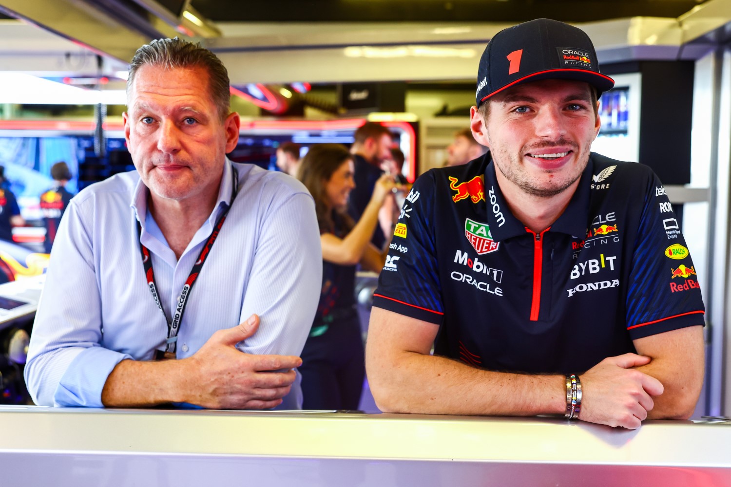 Max Verstappen of the Netherlands and Oracle Red Bull Racing and Jos Verstappen look on in the garage during practice ahead of the F1 Grand Prix of Abu Dhabi at Yas Marina Circuit on November 24, 2023 in Abu Dhabi, United Arab Emirates. (Photo by Mark Thompson/Getty Images) // Getty Images / Red Bull Content Pool