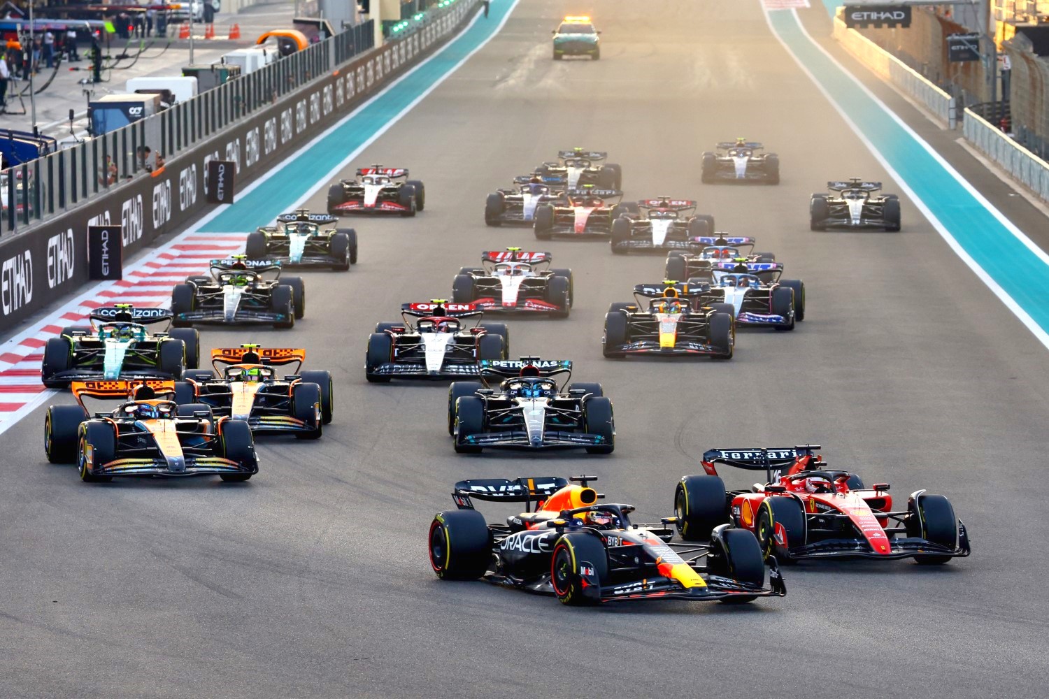 Max Verstappen of the Netherlands driving the (1) Oracle Red Bull Racing RB19 leads the field into turn one at the start during the F1 Grand Prix of Abu Dhabi at Yas Marina Circuit on November 26, 2023 in Abu Dhabi, United Arab Emirates. (Photo by Mark Thompson/Getty Images) // Getty Images / Red Bull Content Pool