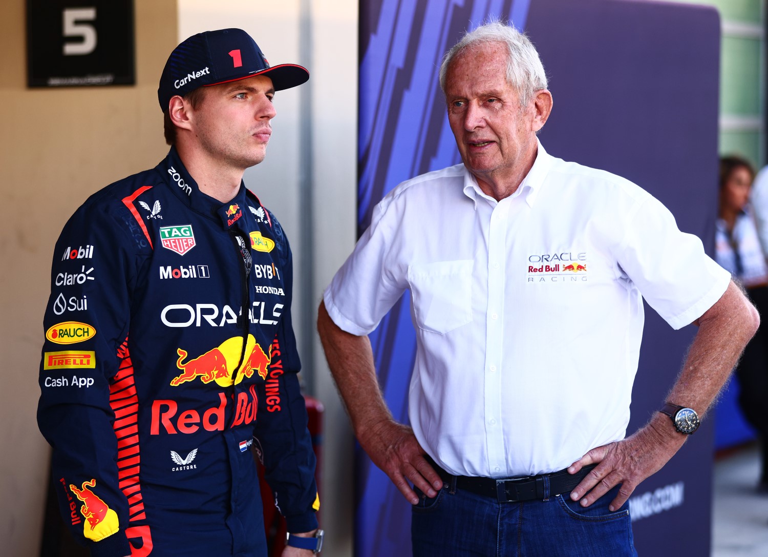 Max Verstappen of the Netherlands and Oracle Red Bull Racing and Red Bull Racing Team Consultant Dr Helmut Marko talk at the Red Bull Racing Team Photo prior to the F1 Grand Prix of Abu Dhabi at Yas Marina Circuit on November 26, 2023 in Abu Dhabi, United Arab Emirates. (Photo by Clive Rose/Getty Images) // Getty Images / Red Bull Content Pool