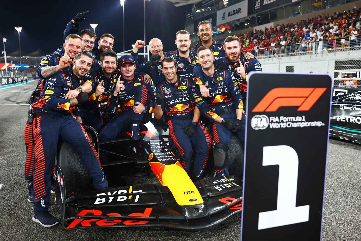 Race winner Max Verstappen of the Netherlands and Oracle Red Bull Racing poses for a photo with his team in parc ferme during the F1 Grand Prix of Abu Dhabi at Yas Marina Circuit on November 26, 2023 in Abu Dhabi, United Arab Emirates. (Photo by Mark Thompson/Getty Images) // Getty Images / Red Bull Content Pool