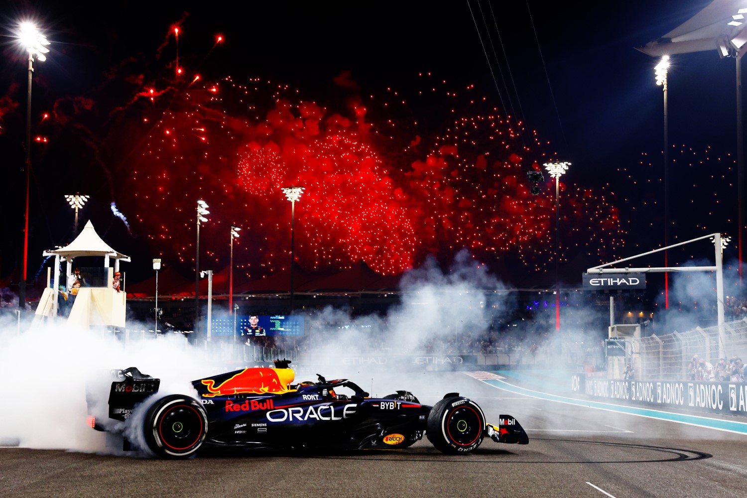 Race winner Max Verstappen of the Netherlands driving the (1) Oracle Red Bull Racing RB19 performs donuts on track during the F1 Grand Prix of Abu Dhabi at Yas Marina Circuit on November 26, 2023 in Abu Dhabi, United Arab Emirates. (Photo by Mark Thompson/Getty Images) // Getty Images / Red Bull Content Pool