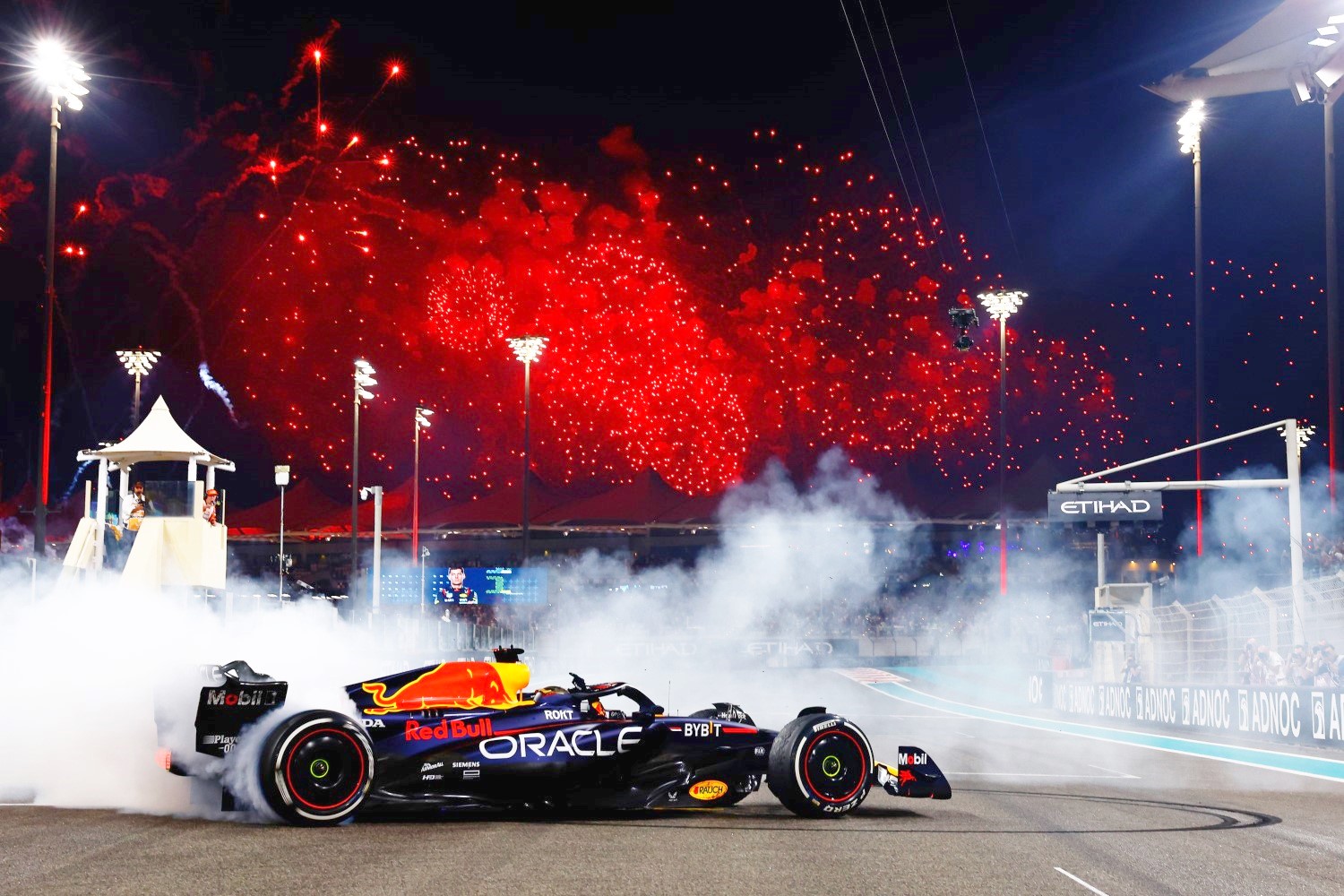 Race winner Max Verstappen of the Netherlands driving the (1) Oracle Red Bull Racing RB19 performs donuts on track during the F1 Grand Prix of Abu Dhabi at Yas Marina Circuit on November 26, 2023 in Abu Dhabi, United Arab Emirates. (Photo by Mark Thompson/Getty Images) // Getty Images / Red Bull Content Pool