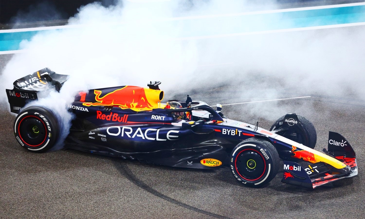 Race winner Max Verstappen of the Netherlands driving the (1) Oracle Red Bull Racing RB19 performs donuts on track during the F1 Grand Prix of Abu Dhabi at Yas Marina Circuit on November 26, 2023 in Abu Dhabi, United Arab Emirates. (Photo by Clive Rose/Getty Images) // Getty Images / Red Bull Content Pool